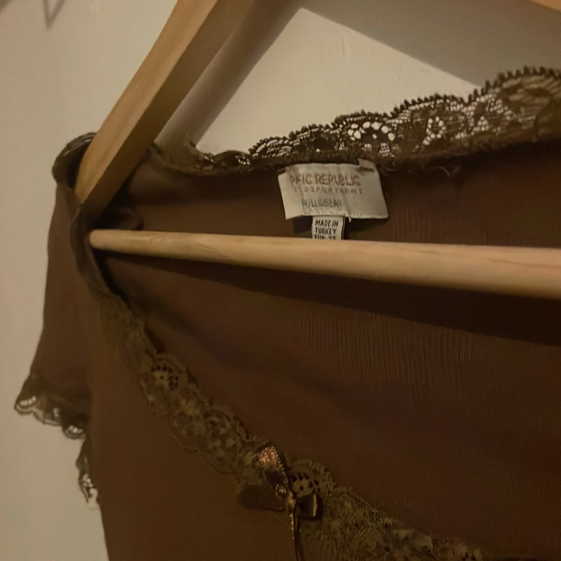 Brun topp med spets från Pull&Bear - 1