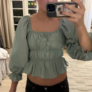 Grön topp - En jätte fin olivgrön trekvarts topp med olika resårer. Aldrig använd men tyvärr är lappen av! 