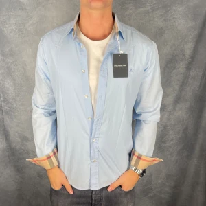 Burberry skjorta - Hej säljer nu min fina Burberry skjorta i storlek M. Den är i mycket bra skick och kommer vara otroligt snygg nu i höst/vinter. Nypris cirka 4000kr! Vi kommer att sälja liknande produkter så glöm inte följa profilen!🌊🍾