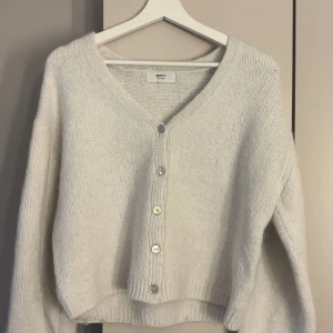 Stickad kofta - Super mysig stickad kofta från gina, perfekt till hösten och vintern❤️passar super bra till en avslappnad outfit💗