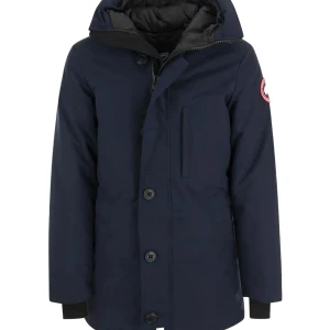 Canada Goose Chateau Parka M Atlantic Navy - Säljer en mörkblå äkta Canada Goose. Jackan har huva med päls, dragkedja och knappar framtill samt flera fickor. Köptes förra året för ca 17 000kr, använd 2 gånger. Skriv om ni vill ha fler bilder! Priset kan diskuteras☺️