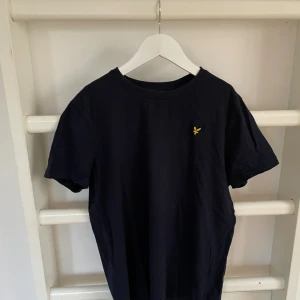 Svart t-shirt från Lyle & Scott storlek 170 - Snygg svart t-shirt från Lyle scott i mycket bra skick 