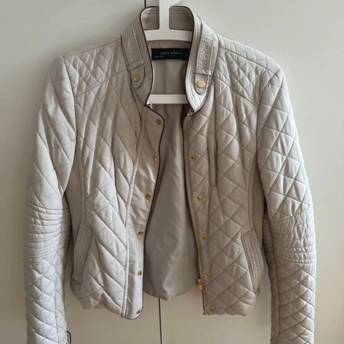 Beige quiltad jacka från Zara - 1