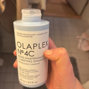 Olaplex No.4C Clarifying Shampoo - Olaplex No.4C Bond Maintenance Clarifying Shampoo i en ljusblå plastflaska på 250 ml. Rengör på djupet, mjukgör och ger glans till alla hårtyper. Perfekt för dig som vill ha ett fräscht och rent hår med extra lyster.