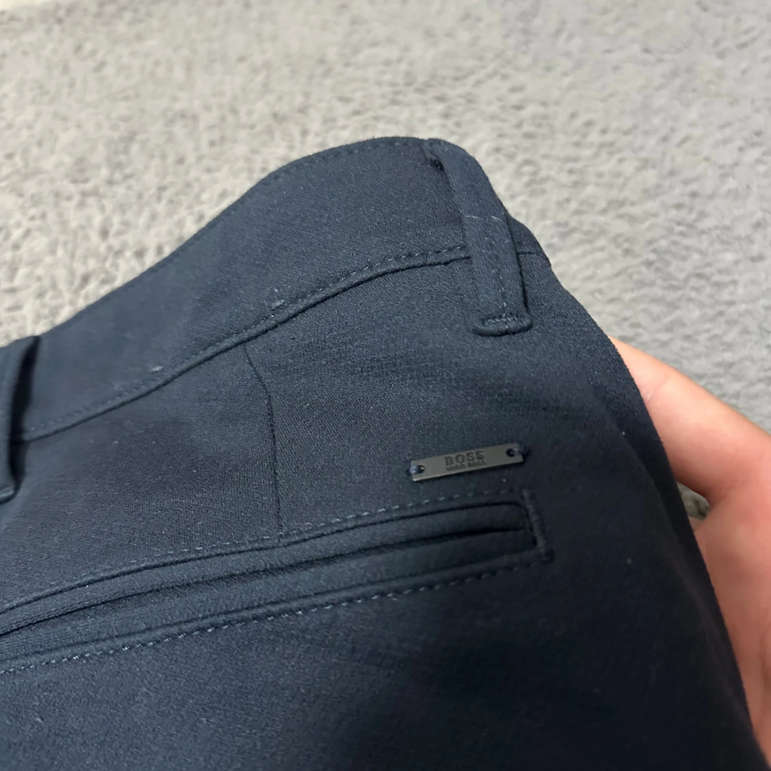 Mörkblå kostymbyxor från Hugo Boss - 1