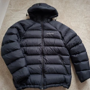 Peak performance jacka  - Säljer min sons jacka då den inte riktigt passade. Nyskick, förutom två små revor i jackan vilka vi har lagat se bild. Syns inte när man har den på sig. Nypris: ca 4500 kr.