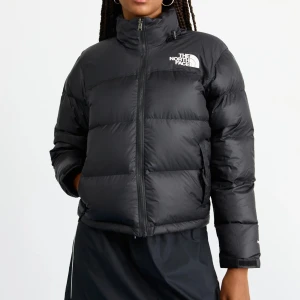 North face jacka - Säljer denna supersnygga northface jackan, den är använd förra vintern och är i mycket bra skick☺️ den enda defekten som finns är ett pyttelitet hål i jackan, inget som syns. Köpt på junkyard. Använd gärna köp nu funktionen 💸