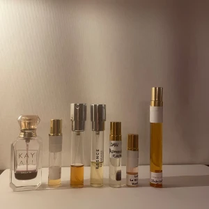 Mix av parfym prover  - Uppskattad mängd kvar -              Kayali vanilla 28 10ml flaska ca 1 ml kvar.  Lattafa Victoria 5ml ca 1 ml kvar  Room 1015 Cherry punk 8ml ca 3 ml kvar. Essnce sugar kiss 8ml flaska ca 3,7 ml kvar.  Zara dark romance 5ml ca 4,5 ml kvar Lancome la vie est Belle Vanilla nude tror det är 3 ml flaska ca  2ml kvar..  Lush sticky dates 10 ml ca 9ml kvar. 