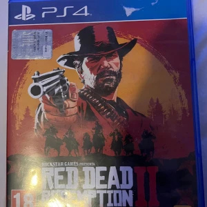 Red Dead Redemption II PS4 - Red Dead Redemption II till PlayStation 4, komplett med fodral och båda skivor (data och play disc). Omslag och skivor i gott skick, inga synliga repor eller skador. Ett av de mest hyllade äventyrsspelen med öppen värld och fantastisk grafik.