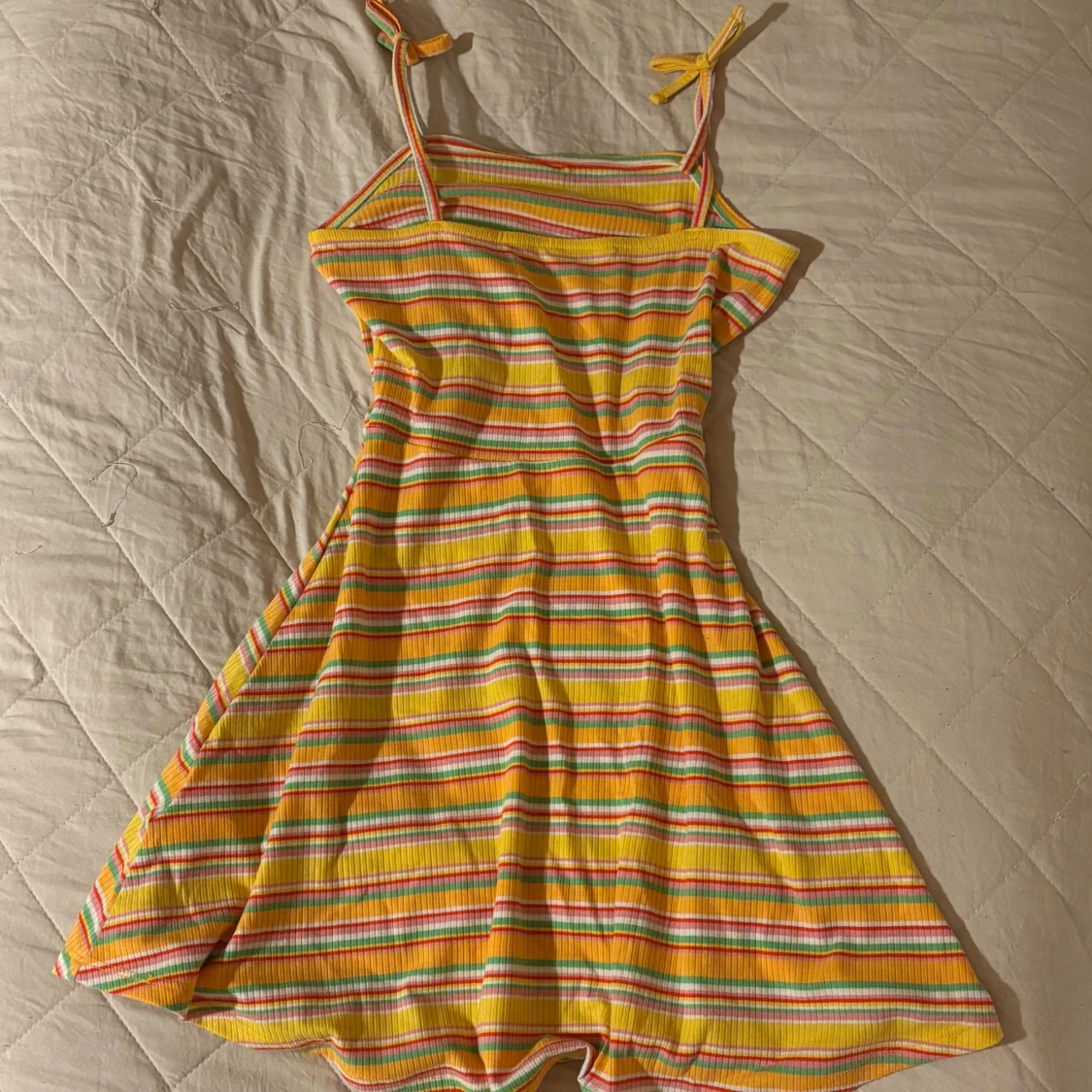 Randig sommarklänning med smala axelband - 2