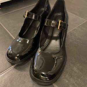 Svarta Mary Janes - Snygga Mary Janes dom är knappt använda, inte min stil men så fina.