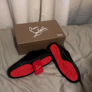  Louboutin svart - Säljer mina svarta louboutins. Det går och förhandla pris så länge man inte kommer fram med skambud. 