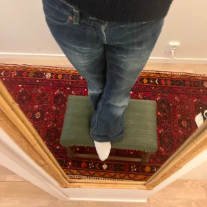 Levi's  blå bootcut jeans 24/32 - Säljer ett par klassiska Levi's jeans i blå denim med bootcut. Jeansen har fem fickor, snygga slitningar och den ikoniska läderpatchen bak i midjan. Perfekt för dig som gillar retrovibbar och vill ha ett par jeans med riktigt schysst passform. Slitna/Nedtrampade längst ner i bak på jeansen. 💖💋