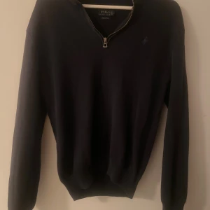 Mörkblå stickad tröja Polo Ralph Lauren - Mörkblå fräsch Ralph lauren half-zip i storleken S, men passar även M, köpt för ungefär 9 månader sen, dock inte använt så mycket, säljer den då jag inte känner nåt behov av att ha kvar den. 