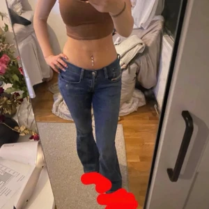 Blå bootcut jeans från Diesel - .Ett par så snygg jeans tror jag använt de en gång för de är för stora. Köpte de för 1 500kr. De är i storlek i26 och för referens så är jag 160 cm lång. 💞