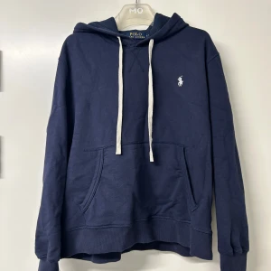 Ralph lauren hoodie  - Polo Ralph lauren hoodie i riktigt fint skick! Hör av dig vid frågor!