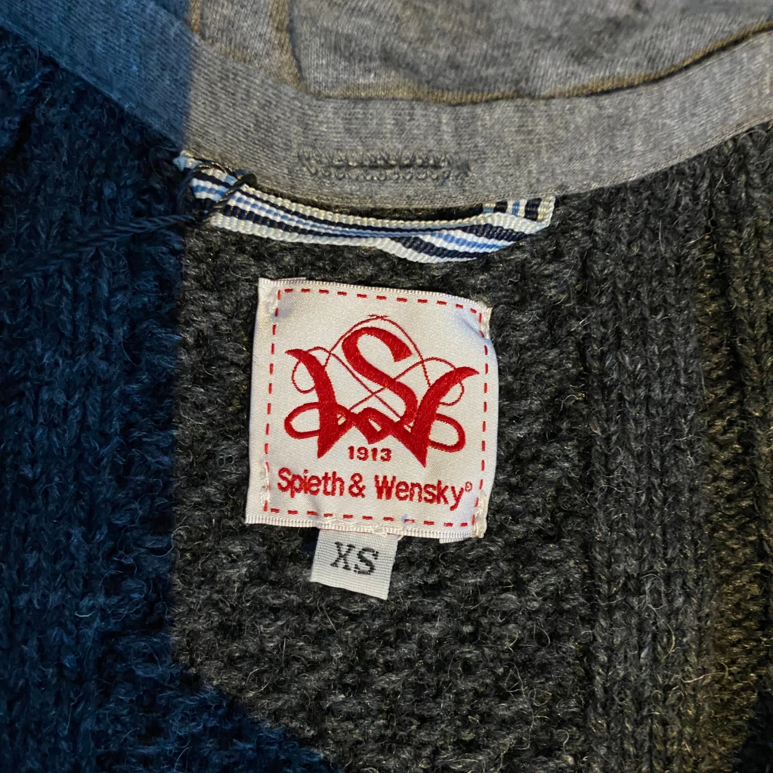 Mörkgrå stickad kofta från Spieth & Wensky - 1