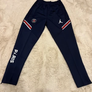 Mörkblåa psg byxor - Säljer jättefina psg träningsbyxor. Har aldrig använt dom och dom är i jätte bra skick. 