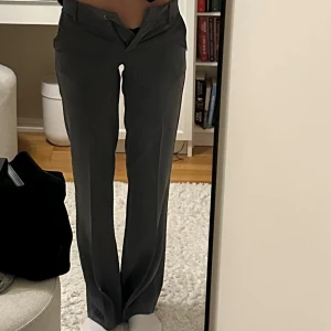 Lågmidjade mörkgrå kostymbyxor  - Snygga lågmidjade mörkgrå kostymbyxor, endast använda en gång och säljes då de är för små för mig tyvärr 💕
