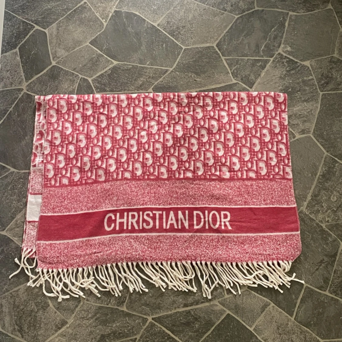 Rosa halsduk från Christian Dior - 1