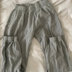Grå mjukisbyxor från Brandy melville - Grå mjukisbyxor med resår i midjan och vid bensluten. Byxorna är tillverkade i mjukt bomullsmaterial och har en avslappnad passform. Finns tecken på användning i strl one size vilket motsvarar xs/s