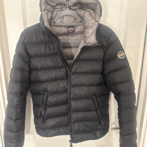 Svart Colmar Vinterjacka  - Säljer min Colmar vinterjacka då den har blivit för liten. Är superfin och varm till vintern. Skriv för fler frågor🩷priset går absolut att diskuteras