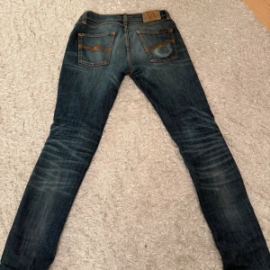 Nudie jeans  - Ett par slim jeans från nudie. Ända deffelterna är snusdos märket bak och vid fickorna fram annars är jeansen i väldigt bra skick. Hör av er vid fler frågor. 