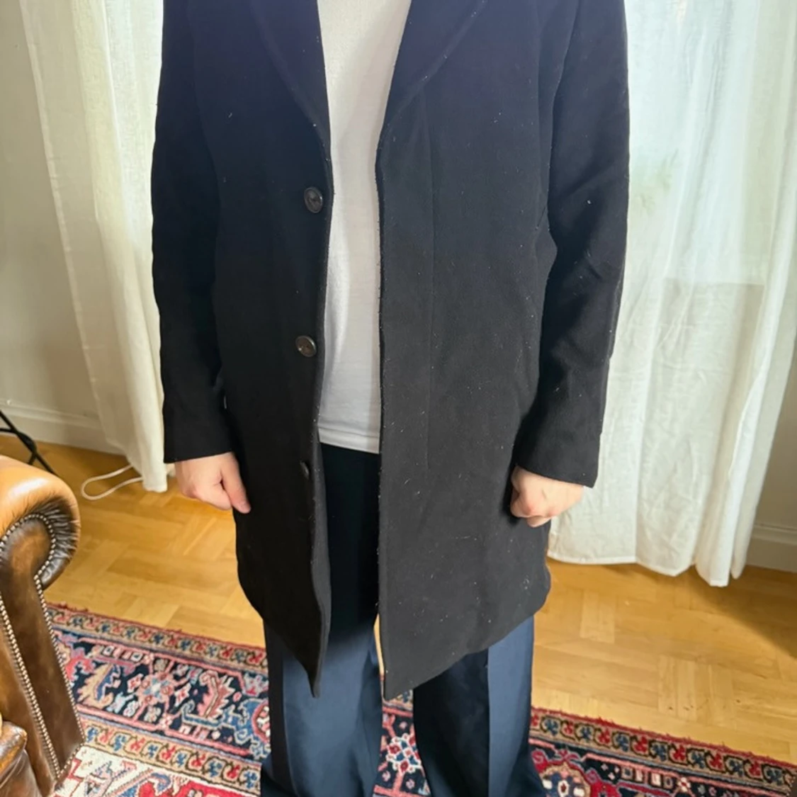 Svart rock med klassisk krage - 3