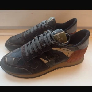 Valentino Rockrunner  - Valentino rockrunner | Riktigt feta och populära | box och dustbag följer med | Skick= 9/10 | nypris= 8500 kr | vårt pris= 1799 kr | Hör av dig vid minsta fundering!