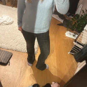 Ljusblå stickad tröja Vero Moda XS - Mysig ljusblå stickad tröja från Vero Moda i storlek XS. Tröjan har rund hals, ribbade muddar och lång ärm. Perfekt för dig som gillar enkel och clean stil med en soft vibe. Passar dig som vill ha en normal passform och gillar mjuka material.