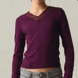 Burgandy  långärmad topp från Gina Tricot - Supersnygg mörkröd/burgandy/vinröd långärmad topp från Gina Tricot med spetsdetalj vid v-ringad hals. Passar som xs.