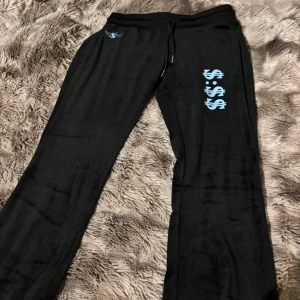 Y2K velour set - Y2K svart velour set med blå tryck, storlek M. Endast använd en gång.