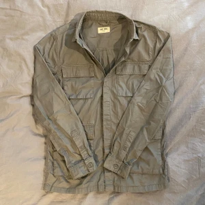 Grå overshirt  - Säljer nu denna snygga overshirt från East west (brothers). Storlek S. Är i väldigt bra skick och har inga defekter alls!! Skriv för fler frågor!🙌