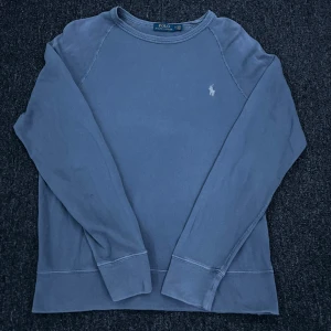 Polo Ralph Lauren Sweatshirt - Plagg:Polo Ralph Lauren Sweatshirt Storlek:M Nypris:1799 Mitt pris:599 Skick:8/10 Märke/Brand:Polo Ralph Lauren Färg:Mörkblå  Fraktar Inom 24 h📦 Skriv Vid Minsta Lilla Intresse😃 