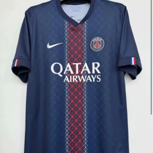 PSG blå fotbollströja Nike - Snygg PSG matchtröja från Nike i mörkblått med rött och vitt geometriskt mönster längs mitten. Tröjan har korta ärmar med franska flaggans färger på mudden, v-ringad krage och Qatar Airways som sponsortryck. Perfekt för dig som älskar fotboll och Paris Saint-Germain.