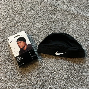 Nike Skull Cap - Helt ny & Oanvänd ✔️, Kommer med förpackning 🏷️, Skickas inom 1 dag 📦, Onesize , perfekt för träning och vardag 