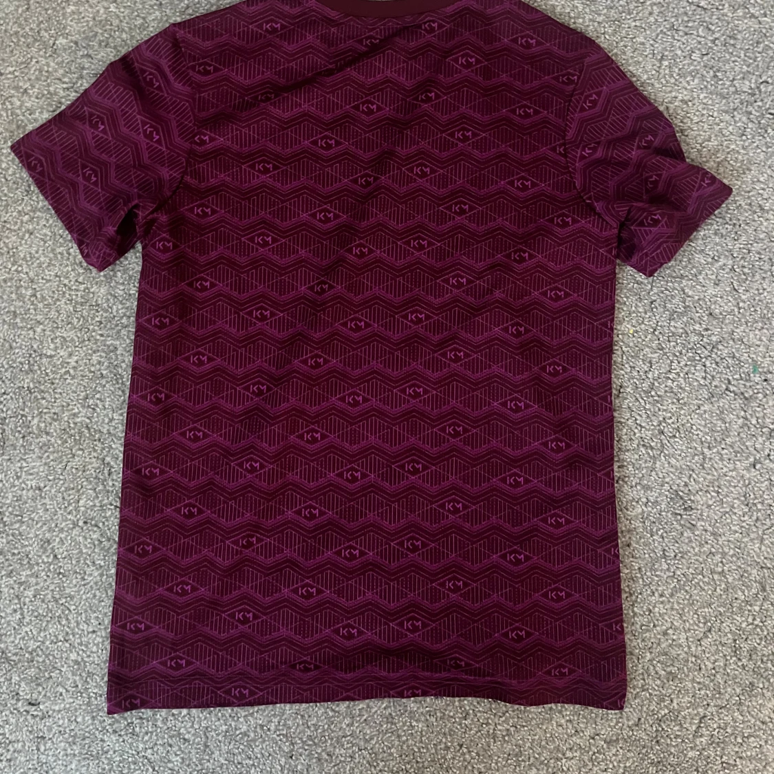 Vinröd Nike KM-mönstrad t-shirt - 1