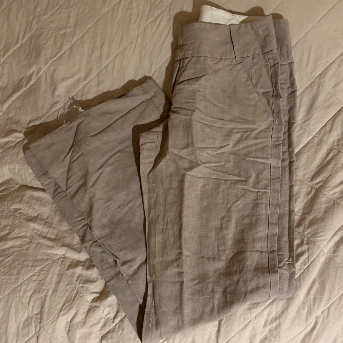 Beiga linnebyxor/konstymbyxor med bootcut - 1