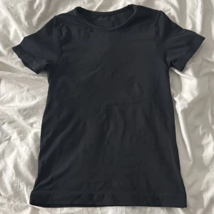 Svart t-shirt från Skims - En svart t-shirt från Skims i mjukt och stretchigt material. Har aldrig använt 