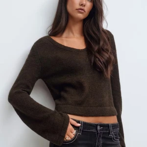 Brun croppad stickad tröja Gina Tricot - Supersnygg brun croppad stickad tröja från Gina Tricot med v-ringad hals och långa ärmar. Tröjan har loose passform och är perfekt att styla med jeans eller kjol. Mjuk och skön kvalitet som ger en chill vibe.