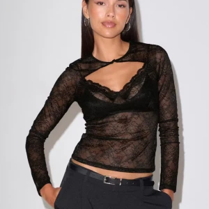 Spets topp  - Säljer denna topp från Gina tricot endast använd en gång. Är i storlek M men sitter bra på mig som vanligtvis har storlek S. Kan skicka fler bilder💕