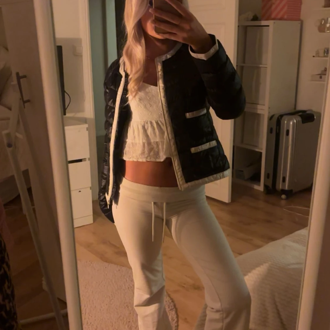 Svart jacka med vita detaljer