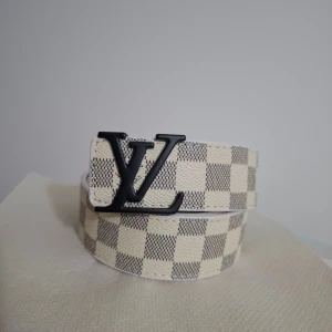 Vitt Louis vuitton bälte  - Hejsan, jag säljer en helt ny Louis Vuitton bälte som är 120 cm lång