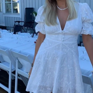 Adoore klänning  - jättefin klänning från adoore, i mycket bra skick! stl 44 men sitter som en 40/42🤍🤍nypris 1495kr