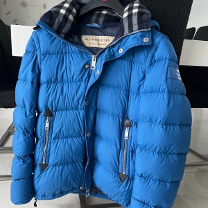 Burberry Jacka - Väldigt snygg och sällsynt Burberry jacka i ett bra skick. Använd 1 vinter och tagits hand om bra. Storlek M passar även S. Går även att göra till väst. Nypris 15 000kr