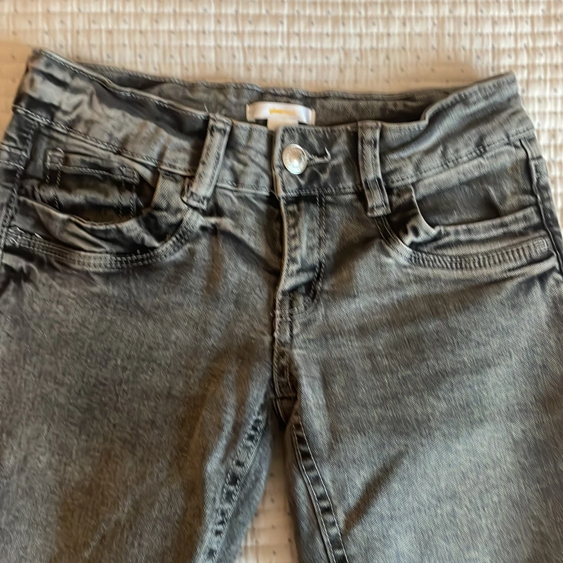 Grå bootcut jeans med tvättad look - 3