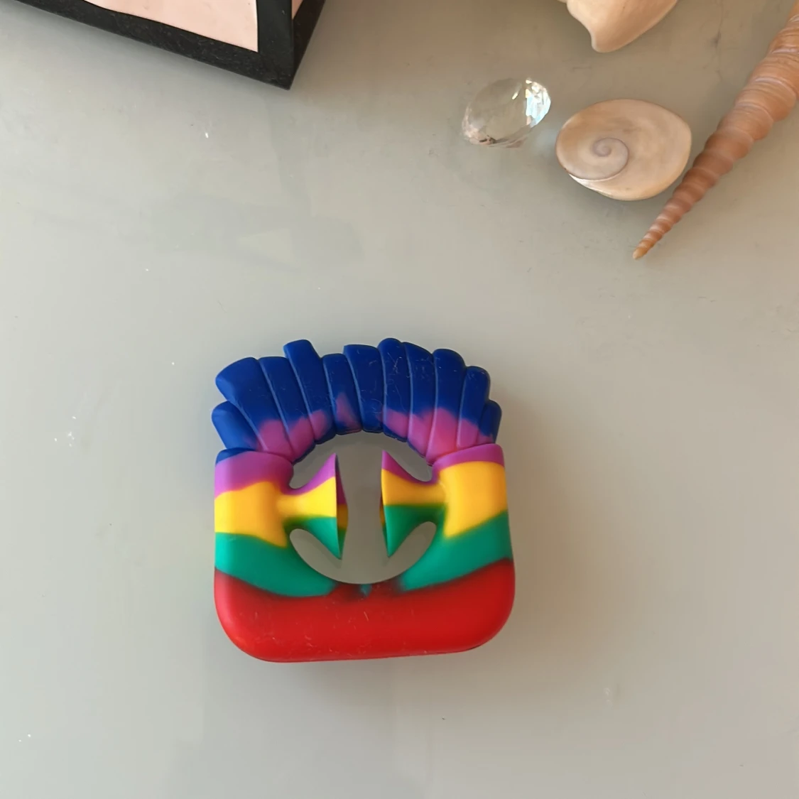 Förgglad fidget-toy i form av pommes