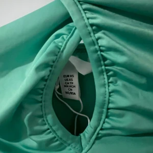 Grön body top med snygg cut-out design  - Super söt grön Body top från H&M i storlek XS. Halter style, använd 1 gång🫶🏼