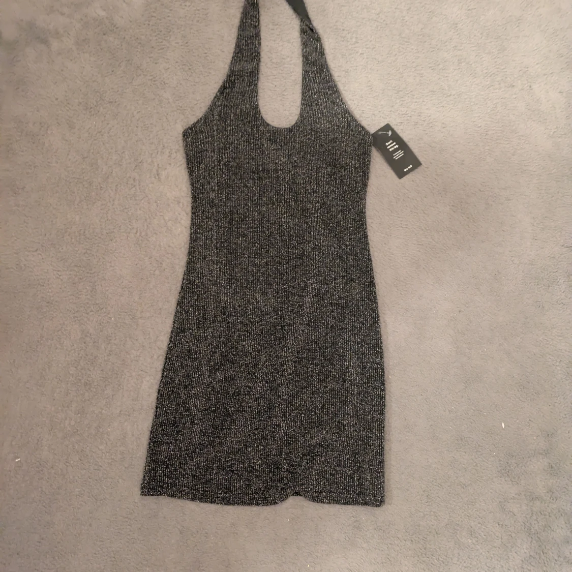 Glittrig svart kortklänning  - 1