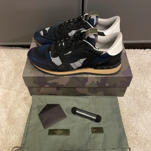 Valentino Rockrunners  - Ett par Rockrunners i sjukt bra skick med allt og. Hör av er vid frågor. Storlek 45 men kanske kan passa dig med 46 Mer bilder går räven att få ✅📦